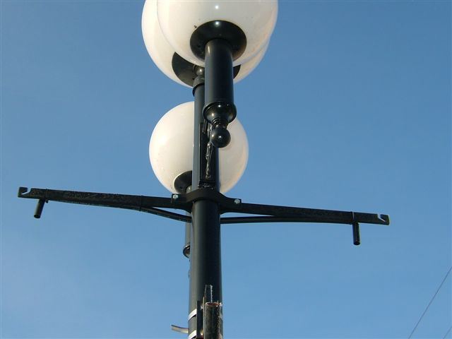 Bracket on street light used for hanging 花篮子